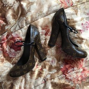 LOUIS VUITTON AUTHENTIC MONOGRAM PUMPS!!!!!